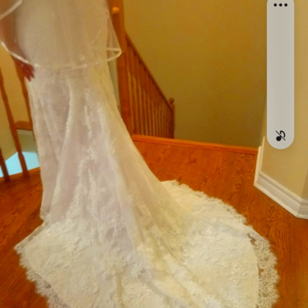 Wedding dress size 16+ color Off white